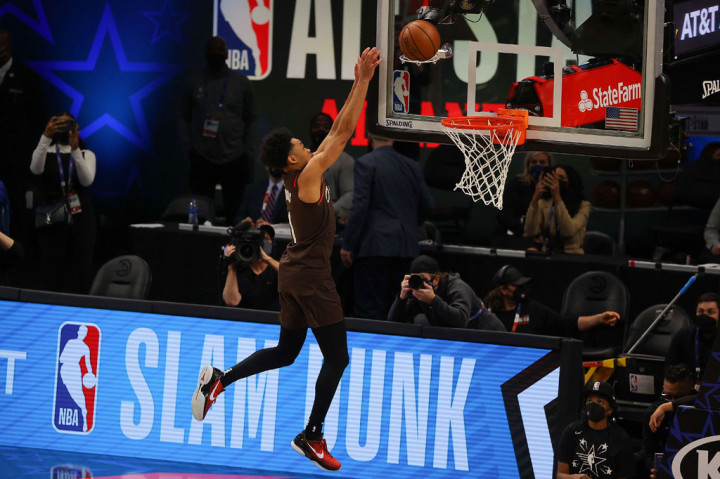 Pada satu-satunya dunk di putaran terakhirnya, Simons melompat untuk mengambil bola yang memantul tinggi dan melakukan dunk satu tangan, mencondongkan wajahnya ke arah keranjang seolah akan menciumnya saat turun.