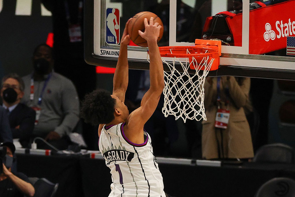 Untuk dunk keduanya, Simons mengenakan jersey Tracy McGrady dan melakukan dunk berputar seperti yang dilakukan McGrady pada kontes 2000.