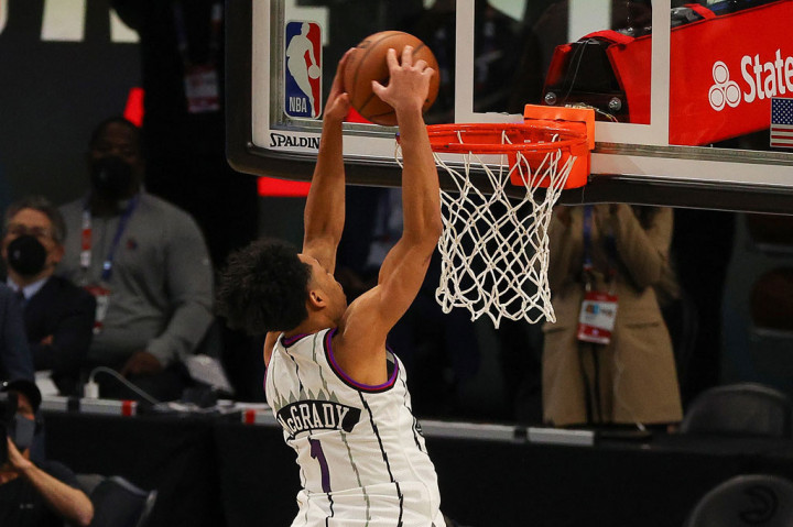 Untuk dunk keduanya, Simons mengenakan jersey Tracy McGrady dan melakukan dunk berputar seperti yang dilakukan McGrady pada kontes 2000.