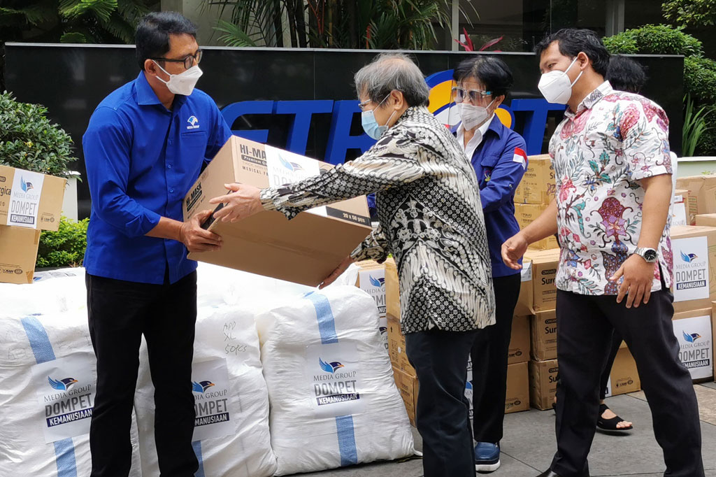 Ketua Yayasan Media Group Ali Sadikin (kiri) menyerahkan donasi kebutuhan medis kepada Ketua Yayasan doctorSHARE Lie A Dharmawan pada acara serah terima di Komplek Media Group, Jakarta, Senin, 8 Maret 2021.