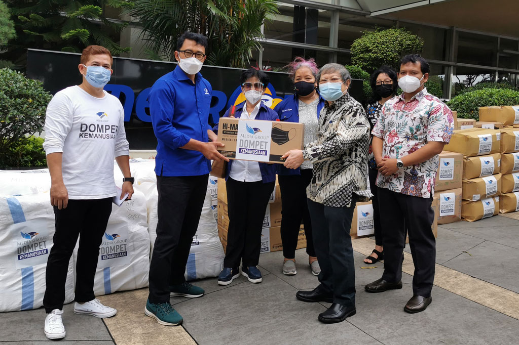 Dompet Kemanusiaan Media Group (DKMG) menyalurkan puluhan ribu alat pelindung diri (APD) kepada organisasi layanan kesehatan medis dan bantuan kemanusiaan, doctorSHARE. Bantuan tersebut bakal dikirim ke sejumlah daerah di Indonesia.