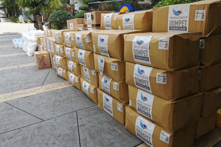 APD yang disalurkan Media Group berupa 2.000 baju bedah, 150 face shield, 1.000 baju hazmat, 6.000 sarung tangan medis, 5.000 masker bedah, 75 kacamata bedah. Kemudian, 50 derigen isi 5 liter hand sanitizer, 60 liter disinfektan, 3.000 penutup kepala, dan 100 sepatu bot.