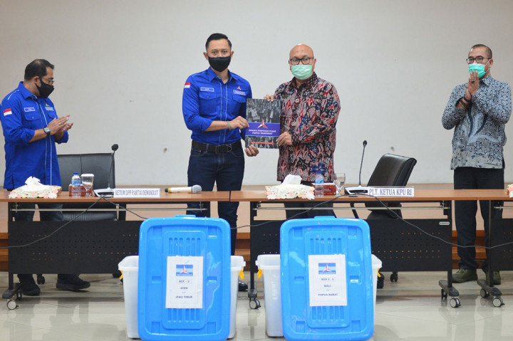 Ketum Umum Partai Demokrat Agus Harimurti Yudhoyono atau AHY (kedua kiri) menyerahkan dokumen kepengurusan 34 DPD se-Indonesia kepada Plt Ketua Komisi Pemilihan Umum Ilham Saputra (kedua kanan) didampingi Sekretaris Jenderal Partai Demokrat Teuku Riefky Harsya (kiri) dan Komisioner KPU Hasyim Asyari di Gedung KPU, Imam Bonjol, Jakarta, Senin, 8 Maret 2021.