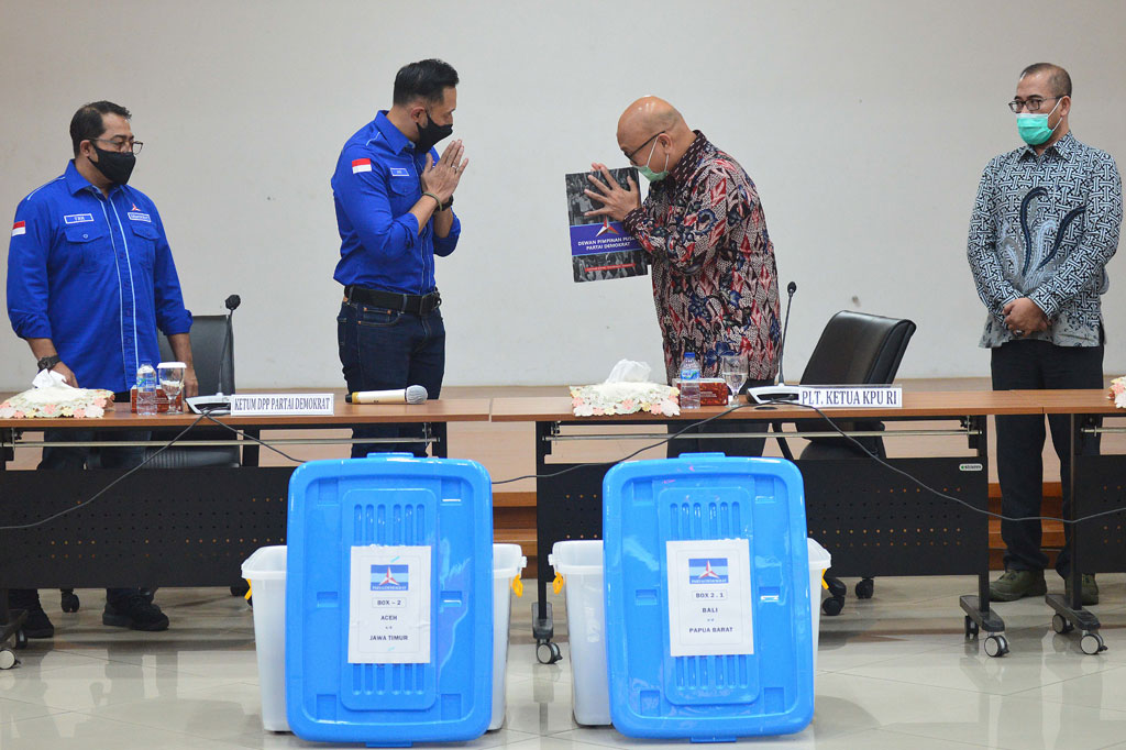 AHY beserta pengurus partai tingkat pusat dan daerah mengunjungi KPU untuk menyerahkan dua boks dokumen, di antaranya berisi surat yang menyatakan kepemimpinan sah Partai Demokrat sebagaimana ditetapkan oleh kongres partai kelima tahun lalu dan dokumen AD/ART yang telah disahkan oleh Kemenkumham pada 2020.