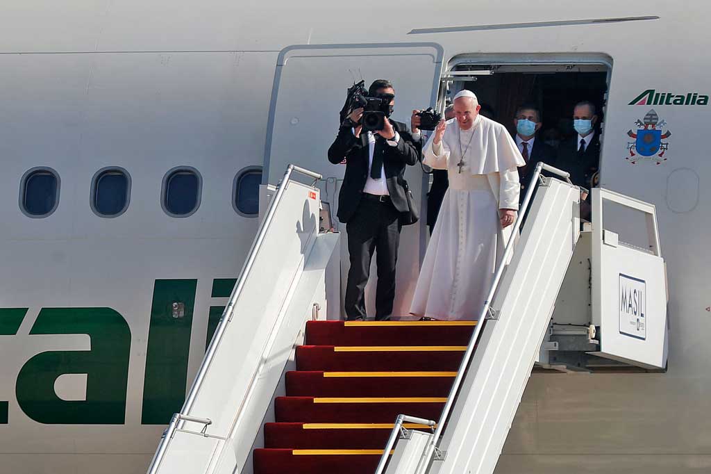Paus berangkat dengan pesawat dari Baghdad setelah mengunjungi kota-kota yang dilanda konflik. Francis melambaikan tangan untuk terakhir kalinya sebelum naik pesawat, kemudian mengibarkan bendera Vatikan dan Irak dari jendela kokpitnya.