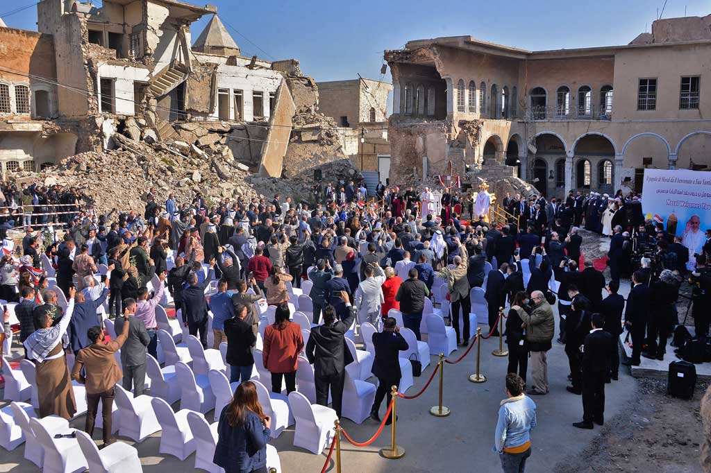Selama kunjungan yang merupakan kunjungan kepausan pertama ke Irak, Paus mengunjungi empat kota, termasuk Mosul yang merupakan wilayah bekas benteng ISIS. Di wilayah luas yang masih dipenuhi reruntuhan itu, Francis mengatakan kepada rakyat Irak bahwa perdamaian lebih kuat daripada perang.