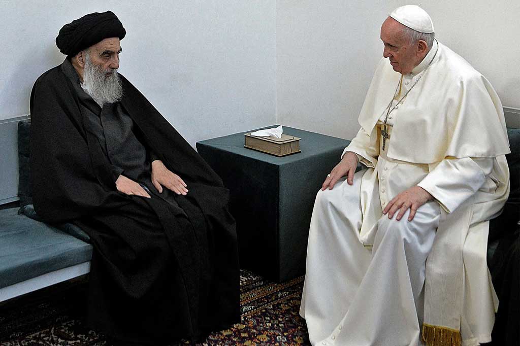 Paus juga membuat sejarah pertama dalam pertemuan dengan ulama Muslim Syiah Irak, Ayatollah Ali al-Sistani.