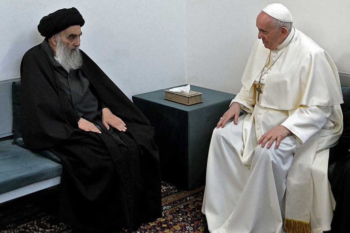 Paus juga membuat sejarah pertama dalam pertemuan dengan ulama Muslim Syiah Irak, Ayatollah Ali al-Sistani.