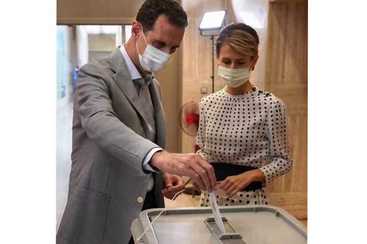 Presiden Suriah Bashar al-Assad dan istrinya Asma dinyatakan positif covid-19 setelah mengalami gejala ringan, kata kantor kepresidenan pada hari Senin, 8 Maret 2021.