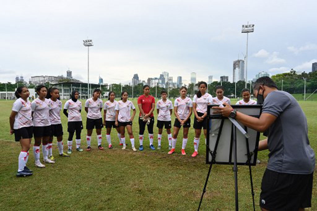 Pelatih timnas putri Rudy Eka Priyambada memberikan instruksi kepada para pemain saat pemusatan latihan (TC) perdana di Gelora Bung Karno, Jakarta, Senin, 8 Maret 2021.