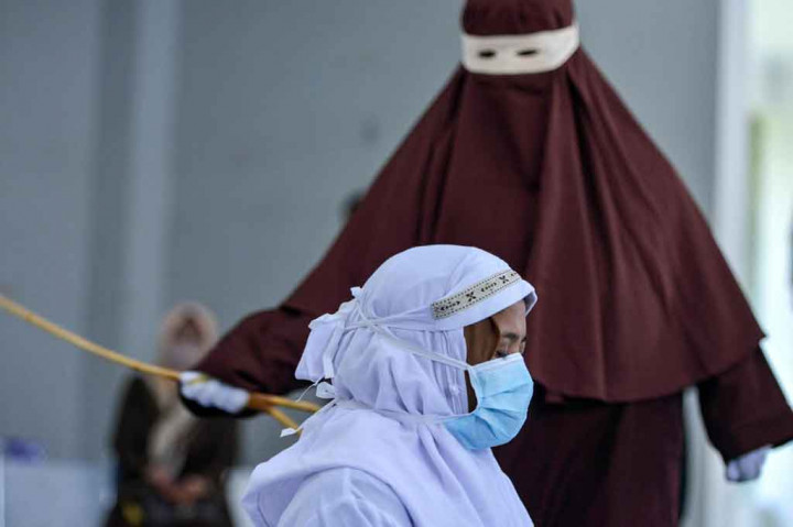 Heru mengatakan hukuman cambuk itu dilakukan sesuai dengan putusan Mahkamah Syariah Banda Aceh, keduanya dinyatakan terbukti secara sah dan meyakinkan bersalah melakukan jarimah ikhtilath atau melanggar Pasal 25 ayat (1) Qanun Nomor 6 Tahun 2014 Tentang Hukum Jinayat.