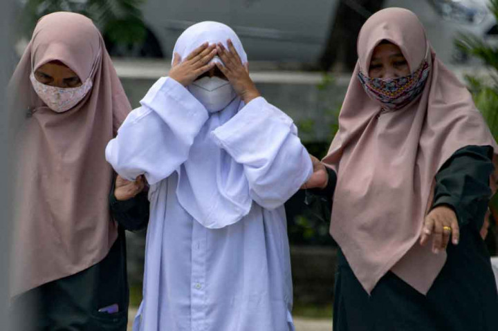 Selain pasangan PNS itu, kata Heru, juga ada tiga pasangan lainnya yang mendapatkan hukuman cambuk yakni dengan kasus ikhtilat (bermesraan) dua pasangan dan satu lainnya karena melakukan khalwat (berdua-duaan). Pasangan yang dicambuk karena kasus ikhtilat, yaitu berinisial MD dengan pasangannya ZU, dan MU bersama pasangannya Rah. Mereka masing-masing menerima hukuman 16 kali cambuk setelah pemotongan masa tahanan empat kali.