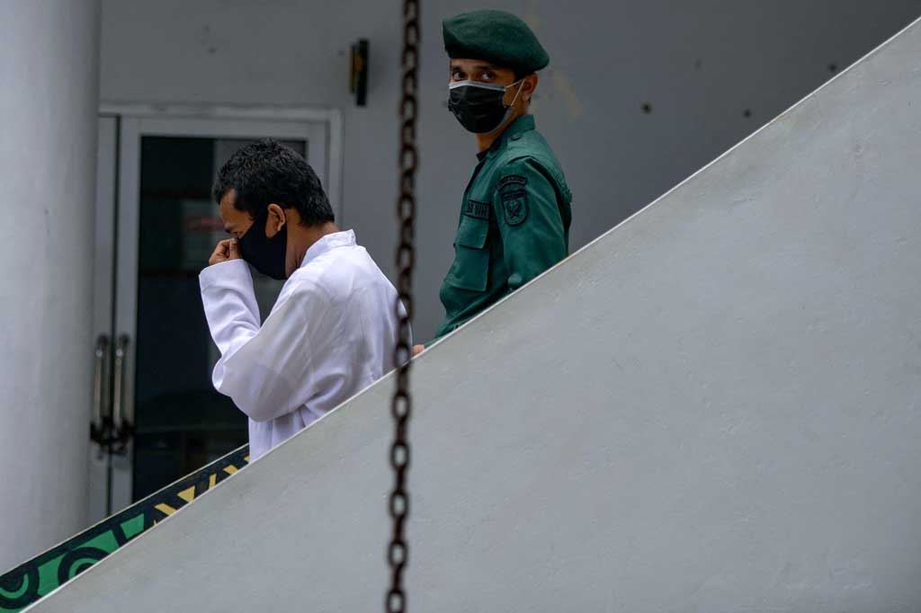 Setelah menjalani hukuman cambuk, para terdakwa tersebut dibebaskan atau dikembalikan kepada keluarga masing-masing.