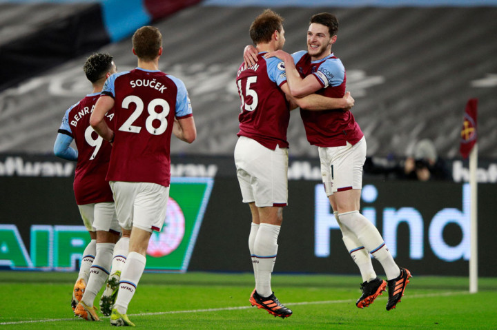 Craig Dawson (kedua kanan) melakukan selebrasi usai menjebol gawang Leeds United.