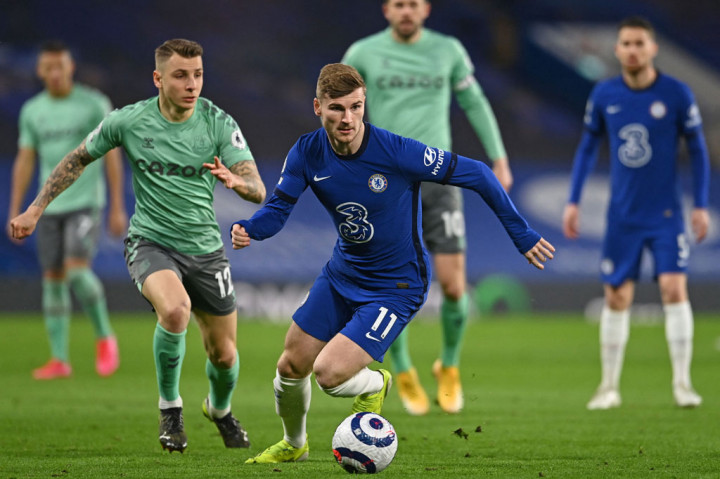 Tuan rumah mendominasi permainan pada 10 menit pertama. Sementara para pemain Everton harus merapatkan barisan untuk menahan gempuran pemain Chelsea.