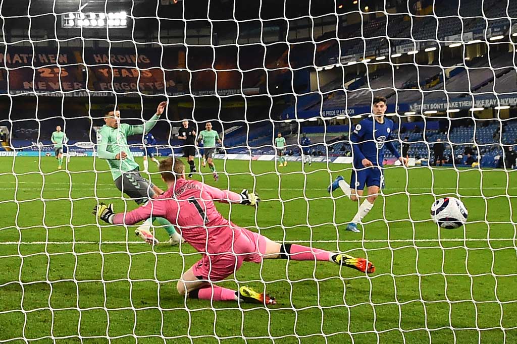 Terus menyerang, Chelsea akhirnya berhasil menjebol gawang Leeds United pada menit ke-31. Gol berawal dari tendangan Havertz yang meneruskan umpan silang Marcos Alonso. Bola membentur bek Everton Ben Godfrey dan masuk ke gawangnya sendiri.