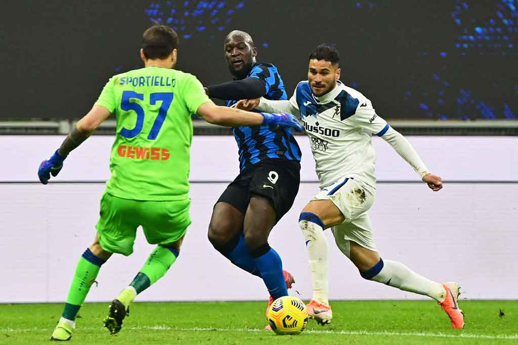 Pada menit ke-17 tuan rumah nyaris memecah kebuntuan saat Cristian Romero melakukan backpass ceroboh kepada Marco Sportiello setelah mendapat tekanan dari Romelu Lukaku. Beruntung Sportiello berhasil menghalau bola sebelum masuk ke gawang sendiri.