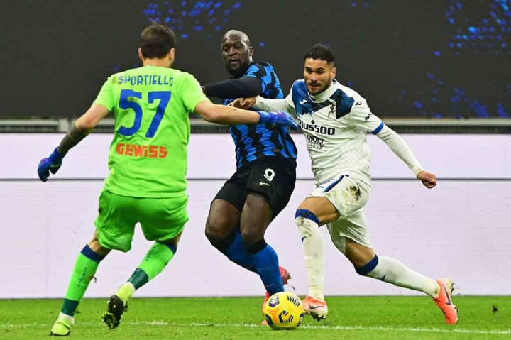 Pada menit ke-17 tuan rumah nyaris memecah kebuntuan saat Cristian Romero melakukan backpass ceroboh kepada Marco Sportiello setelah mendapat tekanan dari Romelu Lukaku. Beruntung Sportiello berhasil menghalau bola sebelum masuk ke gawang sendiri.