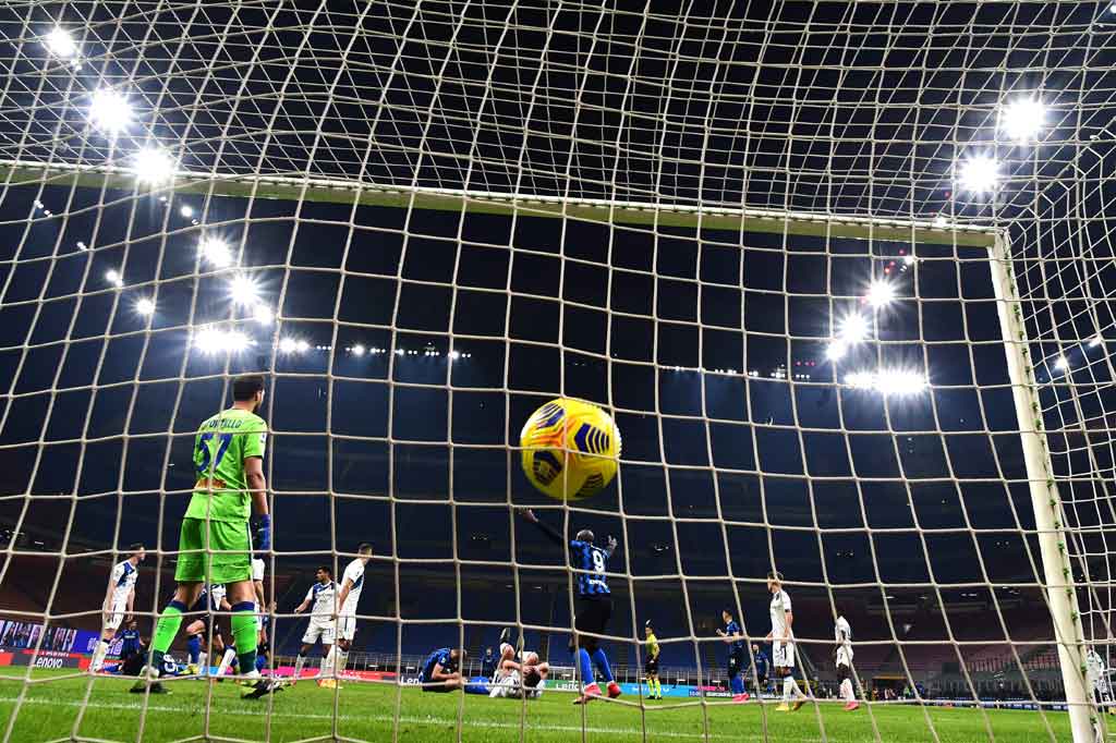 Sembilan menit setelah jeda, Milan Skriniar menerkam bola lepas dari sepak pojok guna mengantarkan Inter unggul. 