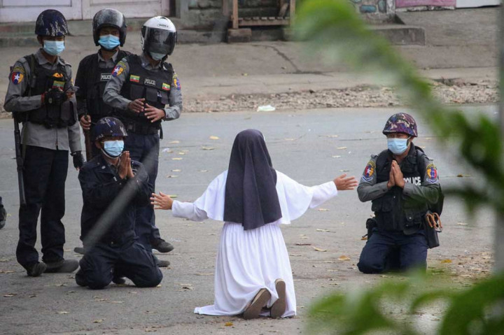Seorang suster menempatkan dirinya dalam bahaya saat mencoba menghentikan polisi Myanmar yang menggunakan kekerasan terhadap para pengunjuk rasa. Suster Ann Roza Nu Tawng mengatakan dia siap mati untuk menyelamatkan orang lain. Dia tertangkap kamera tengah berlutut di depan polisi bersenjata di dekat katedral Katolik di ibu kota negara bagian Kachin.