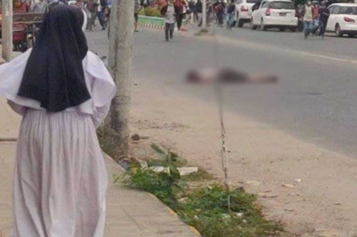 Editor Myitkyina News Journal mengatakan kepada Sky News bahwa, pada jam makan siang, setidaknya dua orang telah dipastikan meninggal. 
Foto-foto menyedihkan menunjukkan Suster Ann Roza berdiri di atas jalan saat pengunjuk rasa berlari ke arah orang yang terluka parah yang tergeletak di jalan.