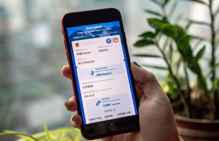 iongkok baru saja meluncurkan program sertifikat kesehatan untuk para pelancong domestik pada Senin, 8 Maret 2021. Program ini menjadikan Tiongkok sebagai negara pertama di dunia dalam apa yang disebut sebagai 'paspor virus'.
