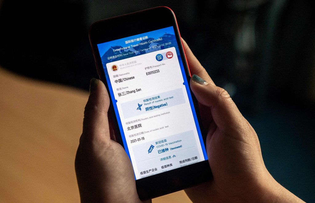 Sertifikat digital, yang menunjukkan status vaksinasi pengguna dan hasil tes virus Korona (Covid-19), tersedia untuk warga Tiongkok melalui program di platform media sosial, WeChat.

