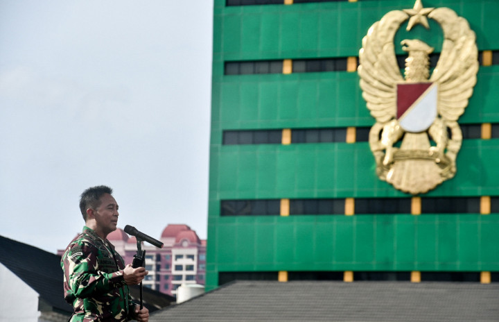 Kepala Staf Angkatan Darat (KSAD) Jenderal TNI Andika Perkasa saat memberi keterangan pers mengenai status Serda Aprilia Manganang di Mabes TNI AD, Jalan Veteran, Jakarta Pusat.