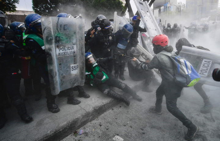 Sejumlah wanita yang terlibat dalam peringatan Hari Perempuan Internasional di Meksiko bentrok dengan polisi di depan barikade yang mengelilingi Istana Nasional Mexico City.
