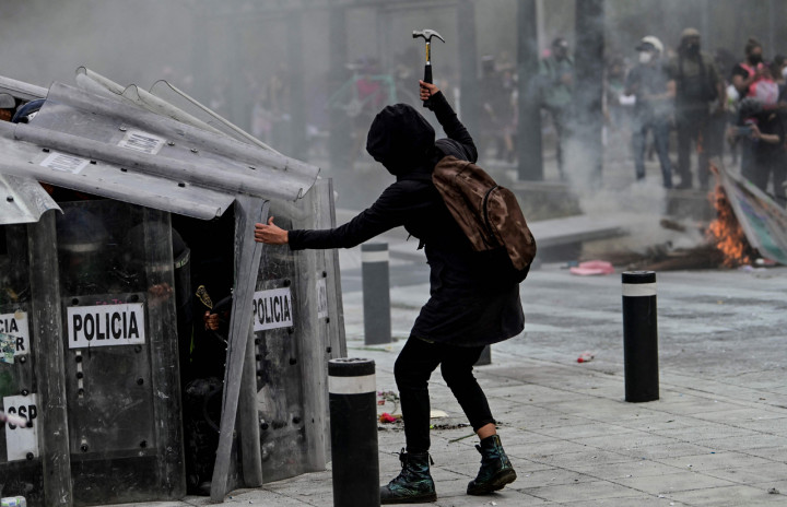 “Enam puluh dua petugas dan 19 warga sipil terluka dalam insiden tersebut,” kata Marcela Figueroa, seorang pejabat badan polisi kota.