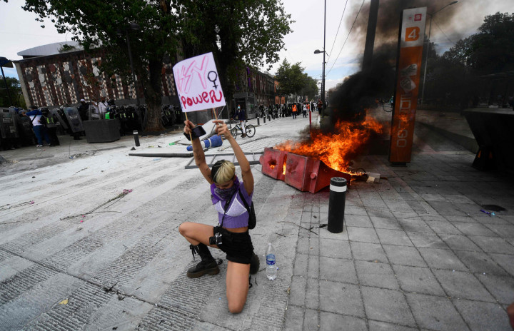 Pengunjuk rasa juga menuding pemerintah mengabaikan kekhawatiran akan kekerasan seksual yang merajalela dan kasus femisida yang menewaskan 10 orang setiap hari di negara tersebut.