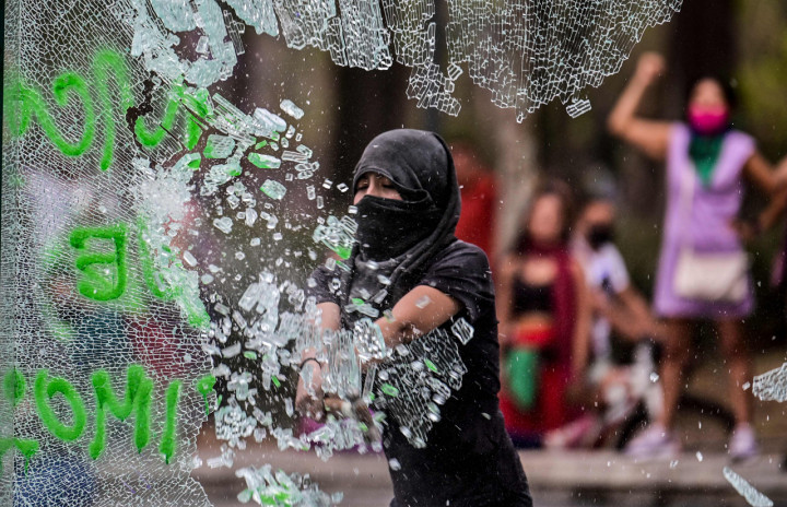 Tetapi tembok itu terbukti memprovokasi pengunjuk rasa perempuan. Mereka menyindir Presiden Obrador takut akan gerakan feminis.