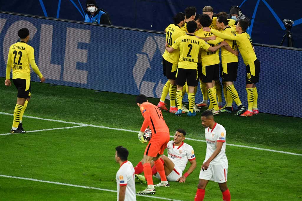 Kendati lebih banyak di bawah tekanan, Dortmund justru memecahkan kebuntuan pada menit ke-35 saat umpan tarik Marco Reus diselesaikan sempurna oleh Erling Haaland di mulut gawang. Keunggulan bertahan hingga turun minum.