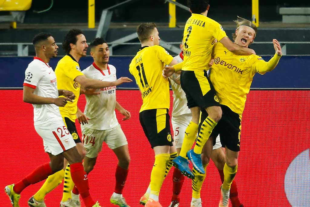 Empat menit memasuki babak kedua, Haaland kembali menyarangkan bola ke gawang Sevilla. Tetapi gol itu dianulir oleh wasit Cuneyt Cakir atas masukan VAR, dan Dortmund menerima hadiah penalti setelah menilai Haaland terlebih dulu dilanggar oleh Jules Kounde.