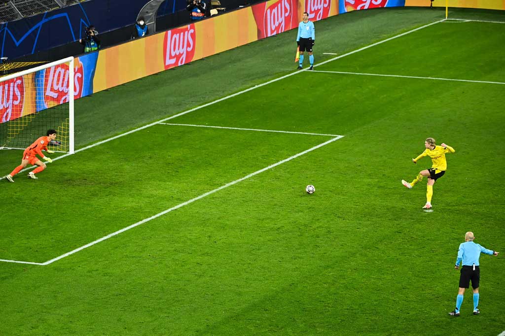 Eksekusi penalti juga sarat drama, sebab tendangan pertama Haaland mampu dihentikan oleh Bono, tetapi kiper dinilai wasit terlalu cepat meninggalkan garisnya sehingga eksekusi harus diulang. Dalam kesempatan kedua Haaland mengarahkan tendangannya ke pojok kanan bawah gawang demi menggandakan keunggulan Dortmund pada menit ke-53.