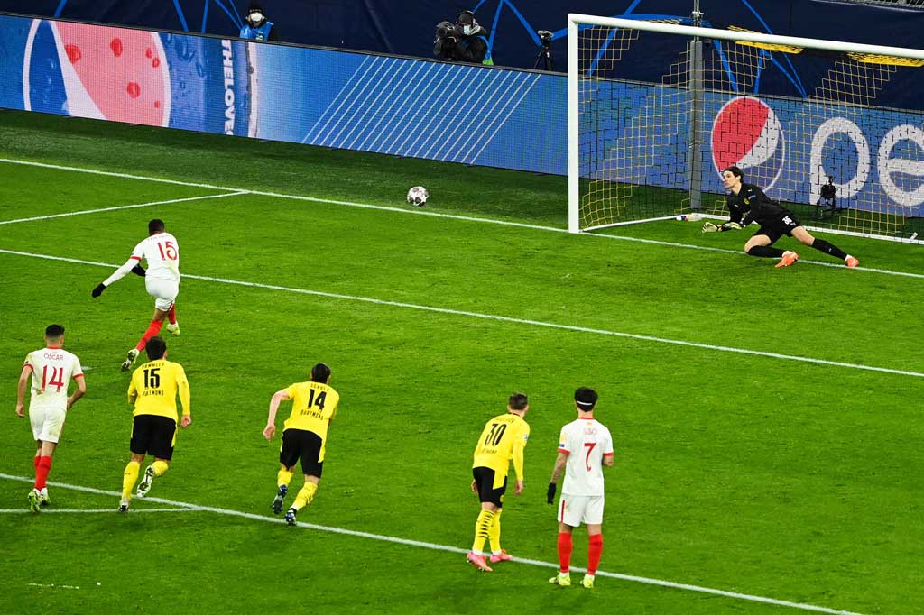 Pada menit ke-68, giliran Sevilla yang memperoleh hadiah tendangan penalti setelah Emre Can didakwa mendorong Luuk de Jong di dalam kotak terlarang. Kesempatan itu dimanfaatkan dengan sempurna oleh Youssef En-Nesyri yang dingin mengarahkan eksekusi penaltinya ke tengah, menghantam mistar gawang sebelum melesak ke dalam jadi gol.