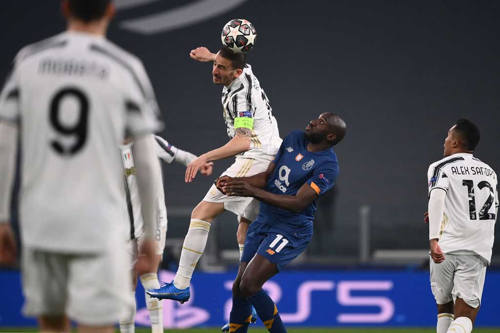 Laga kedua kesebelasan berjalan menarik sejak wasit meniup peluit tanda pertandingan dimulai. Para pemain kedua kubu saling berbalas serangan untuk berusaha mencetak gol.