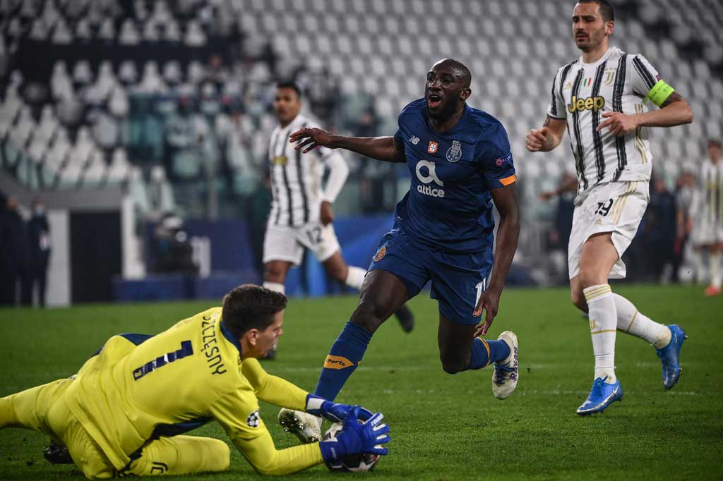 Gol itu seolah melecut agresivitas Porto. Sayang dua peluang bagus mereka melalui sepakan Jesus Corona dan tembakan jarak jauh Otavio masih bisa digagalkan oleh penyelamatan gemilang kiper Wojciech Szczesny.