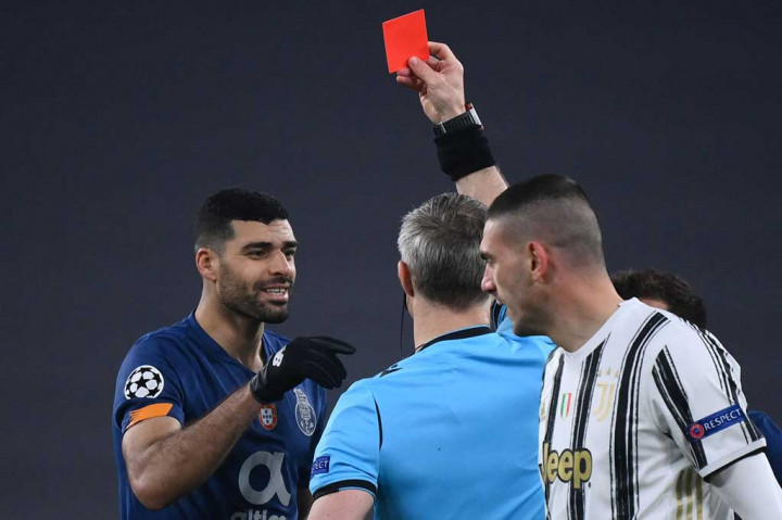 Situasi berbalik menjadi tak menguntungkan bagi Porto ketika Mehdi Taremi menerima kartu kuning kedua pada menit ke-54, hanya karena tetap menendang bola setelah wasit meniup peluit karena rekannya, Moussa Marega melanggar Demiral dalam duel udara.