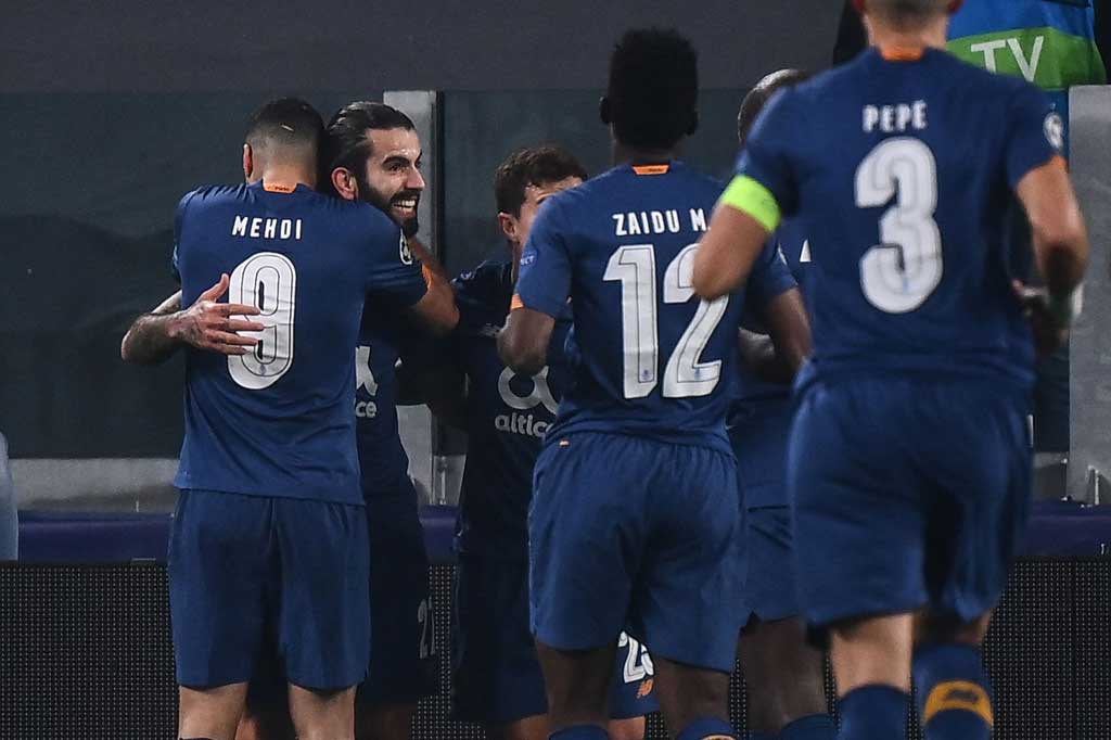 Pada menit ke-115, lewat situasi tendangan bebas Oliveira mampu memperdaya pagar hidup tuan rumah dan tak dijangkau sempurna oleh Szczesny sehingga membuat kedudukan imbang 2-2. Porto unggul agregat 4-3 atas Juve.