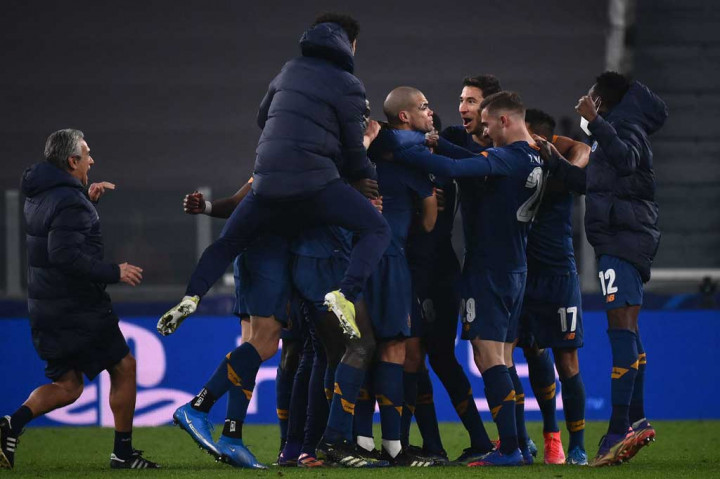 Tidak ada tambahan gol lagi hingga wasit meniup peluit panjang tanda laga telah usai untuk membuat tim tamu mampu menjaga keunggulan agresivitas gol tandang demi lolos ke perempat final. 