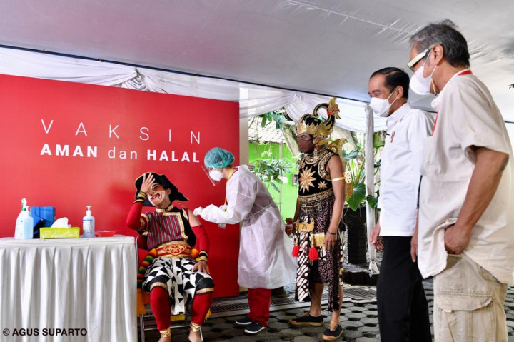 Presiden Joko Widodo menghadiri vaksinasi Covid-19 terhadap seniman asal Daerah Istimewa Yogyakarta (DIY) di Padepokan Seni Bagong Kussudiardja (PSBK) Pedukuhan Kembaran, Kalurahan Tamantirto, Kapanewon Kasihan, Bantul, DIY.