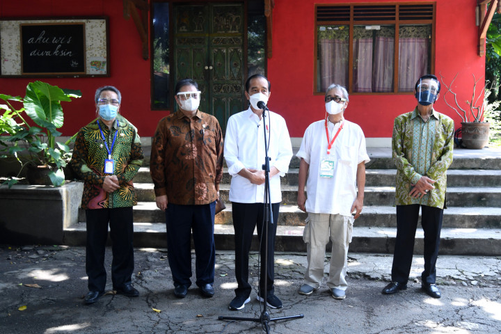 Dalam sambutannya, Jokowi mengatakan bahwa pekerja seni, termasuk budayawan, ikut terdampak Covid-19.