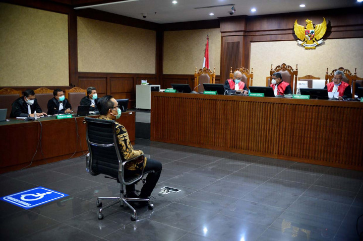 Majelis hakim tindak pidana korupsi menjatuhi hukuman kepada Prasetijo Utomo 3,5 tahun penjara dengan denda 100 juta rupiah dan subsider enam bulan kurungan.