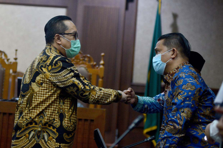 Putusan majelis hakim tersebut lebih tinggi dari tuntutan yang diajukan oleh tim Jaksa Penuntut Umum (JPU). Di mana sebelumnya, JPU mengajukan tuntutan pidana 2,5 tahun penjara dan denda Rp100 juta subsidair 6 bulan kurungan.