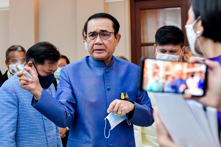 Aksi Perdana Menteri Thailand, Prayuth Chan-ocha menjadi sorotan setelah dirinya menyemprotkan disinfektan ke arah wartawan yang mencercanya dengan berbagai pertanyaan, termasuk soal reshuffle kabinet.