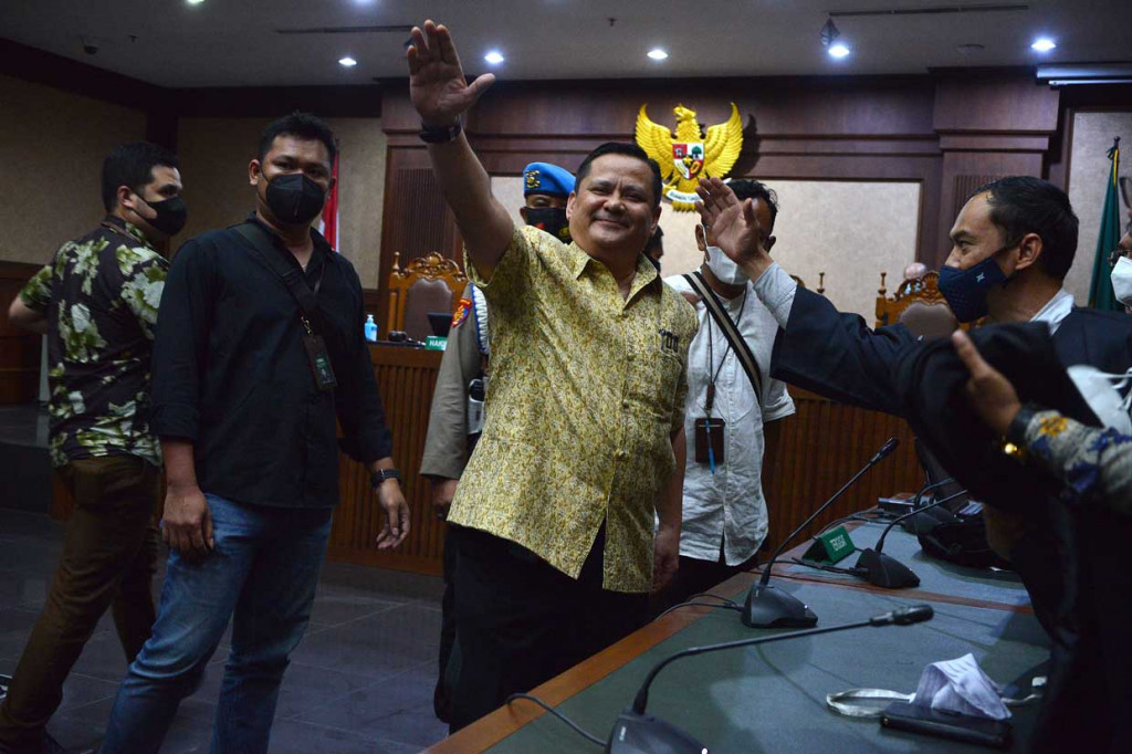 Napoleon usai mendengarkan putusan dia tegas menyatakan banding. Setelah hakim keluar dari ruang sidang, Napoleon bersalaman dengan tim pengacara.