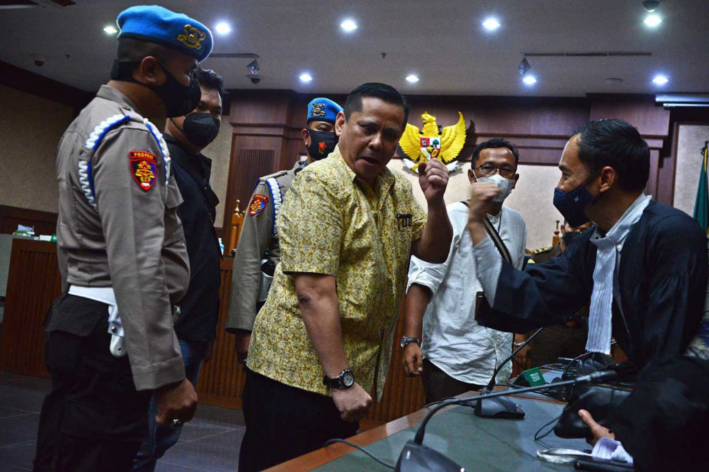 Setelah menyampaikan itu, Napoleon kemudian bergoyang dia mengepalkan tangannya dan digerakkan. Lalu, pinggul Napoleon digoyangkan dua kali sambil tertawa.