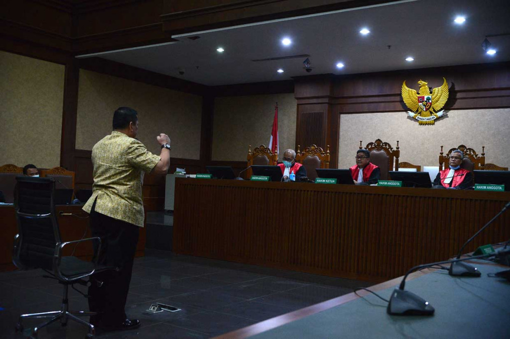 Irjen Napoleon Bonaparte disebut menerima suap USD 370 ribu atau sekitar Rp 5,137 miliar dan SGD 200 ribu.