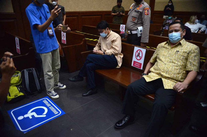 Vonis tersebut lebih berat dibanding tuntutan Jaksa Penuntut Umum (JPU) Kejaksaan Agung yang meminta agar Napoleon divonis 3 tahun penjara ditambah denda Rp100 juta subsider 6 bulan kurungan.